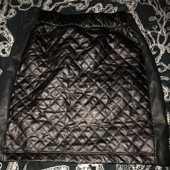 Black XS Skirt ( will fit ladies that’s XS-M) 🖤 - Picture 4 of 6